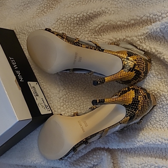 Nine West Women's strappy stiletto sandals yellow and black snakeskin print 9.5 - Picture 3 of 4